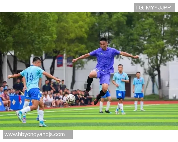 汗水足球球星用拼搏与激情诠释绿茵场上的荣耀与青春