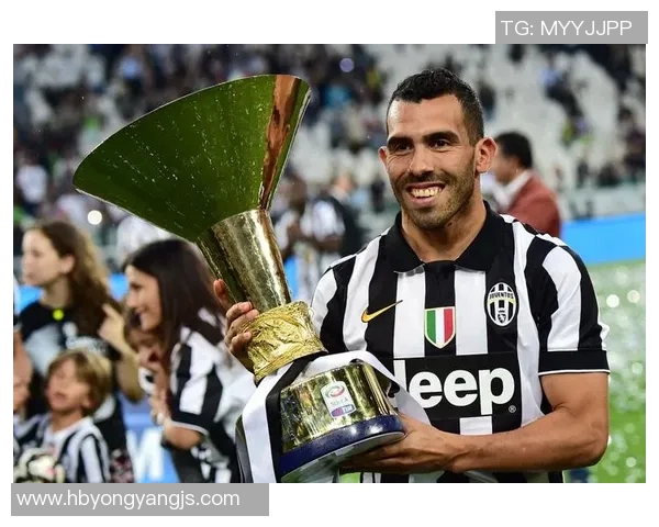 足球球星下大巴车戴耳机神态酷劲十足引发球迷热议